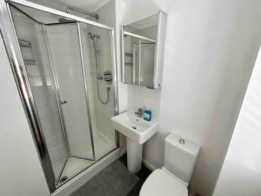 Home In Southsea With Hot Tub, Close To The Sea Portsmouth Bagian luar foto