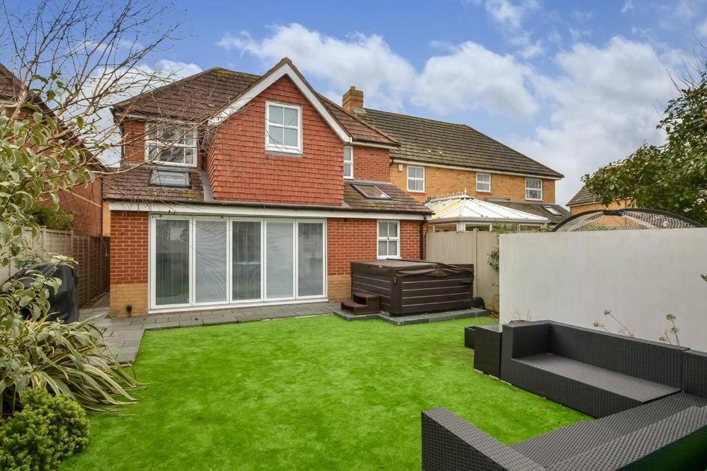Home In Southsea With Hot Tub, Close To The Sea Portsmouth Bagian luar foto